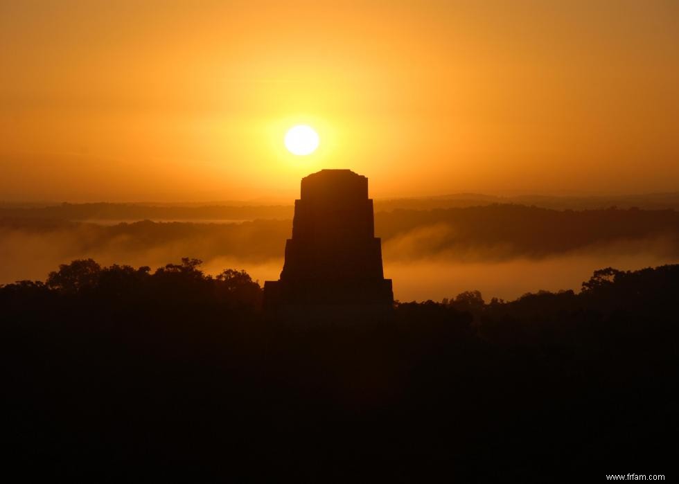 Couchers de soleil magnifiques de 50 destinations du monde entier 