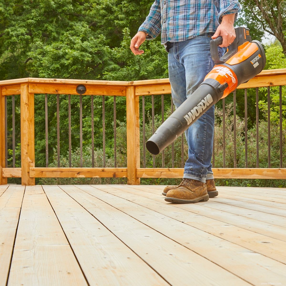 Comment revernir une terrasse avec une teinture pour terrasse à base d acrylique 