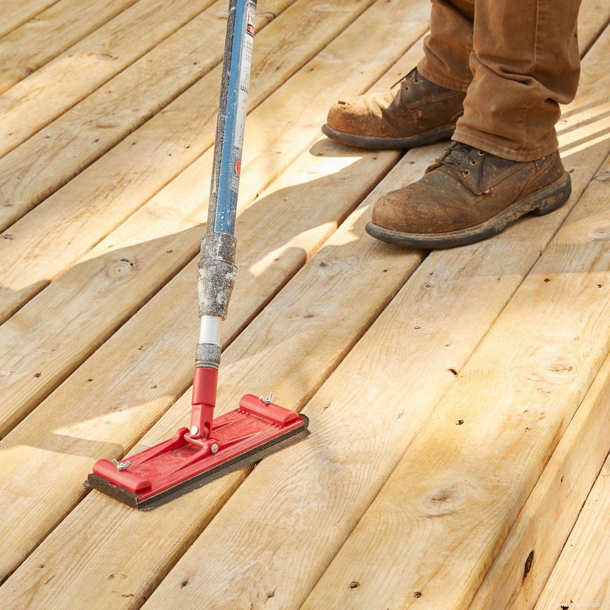 Comment revernir une terrasse avec une teinture pour terrasse à base d acrylique 