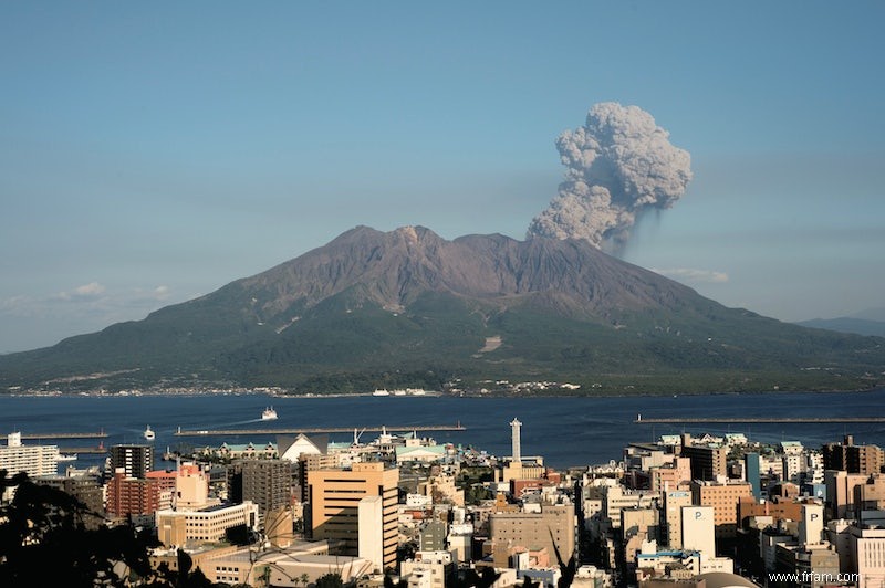 Le volcan japonais  est sur le point d entrer en éruption  