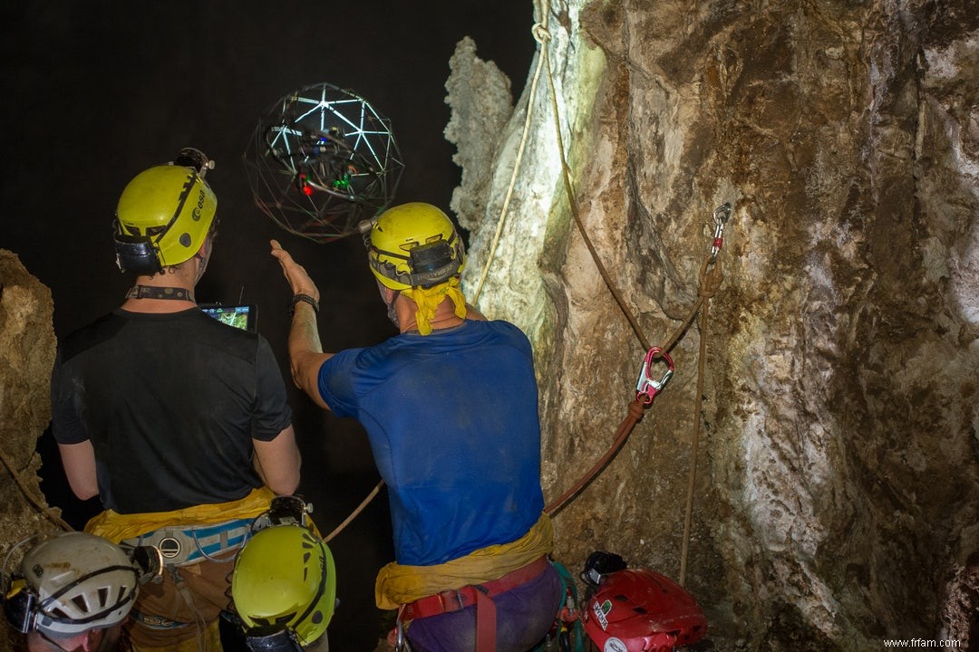 Un robot spatial explore une grotte 