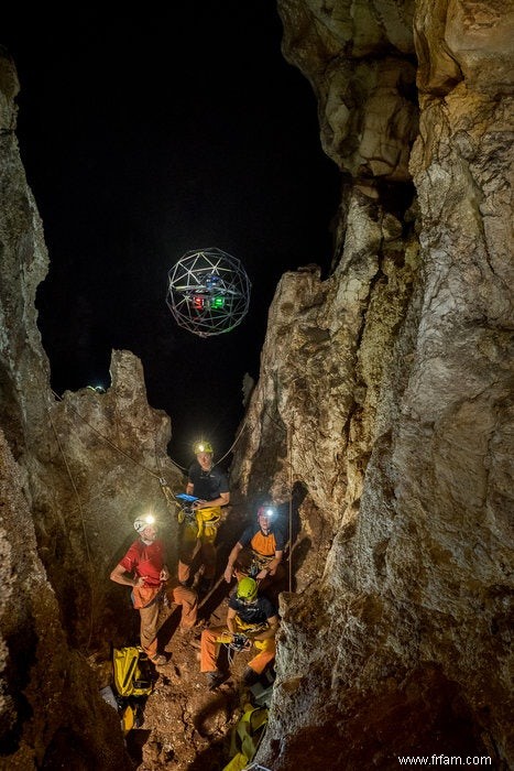 Un robot spatial explore une grotte 