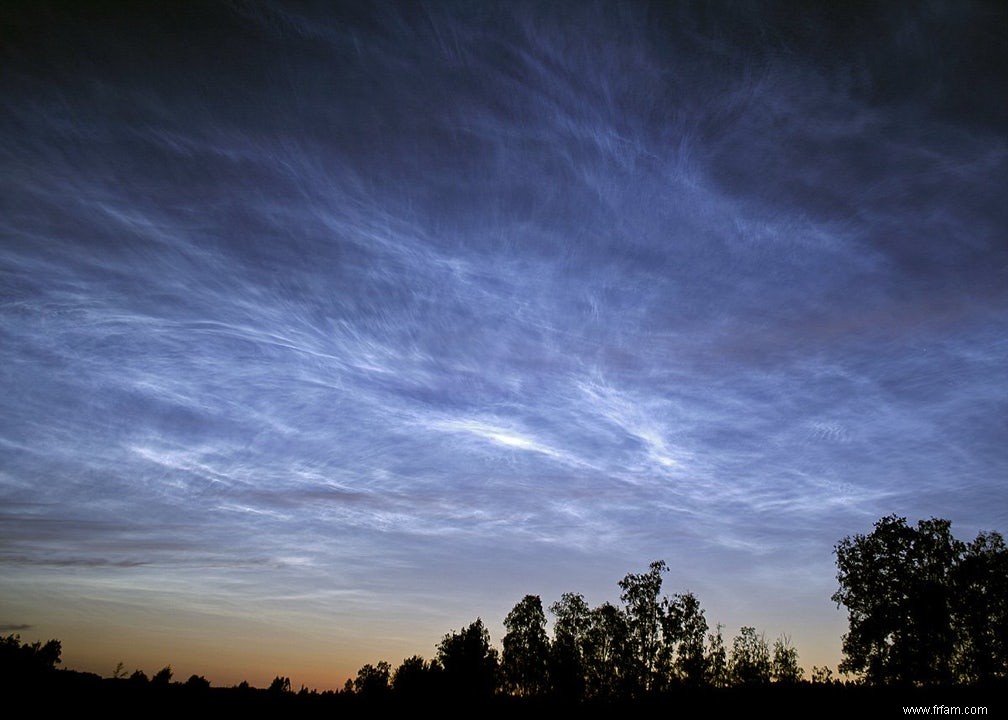 La poussière de météores et les gaz à effet de serre provoquent des nuages ​​nocturnes 