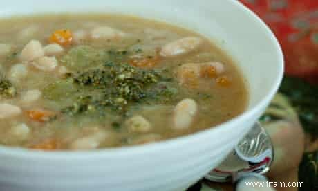 Soupe de haricots blancs au pesto de noisettes 