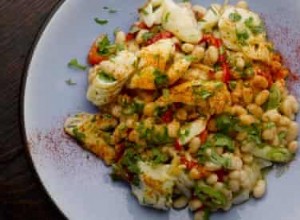 Les recettes de Yotam Ottolenghi pour la salade de haricots blancs et de haddock fumé, ainsi que la salade de chou-fleur rôti et de noisettes 