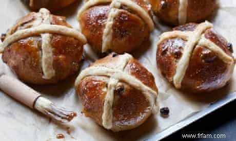 La recette de Dan Lepard pour les petits pains croisés chauds, plus la tarte à la crème frumentée 