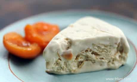 Parfait au miel et aux amandes de Dan Lepard avec des abricots chauds 