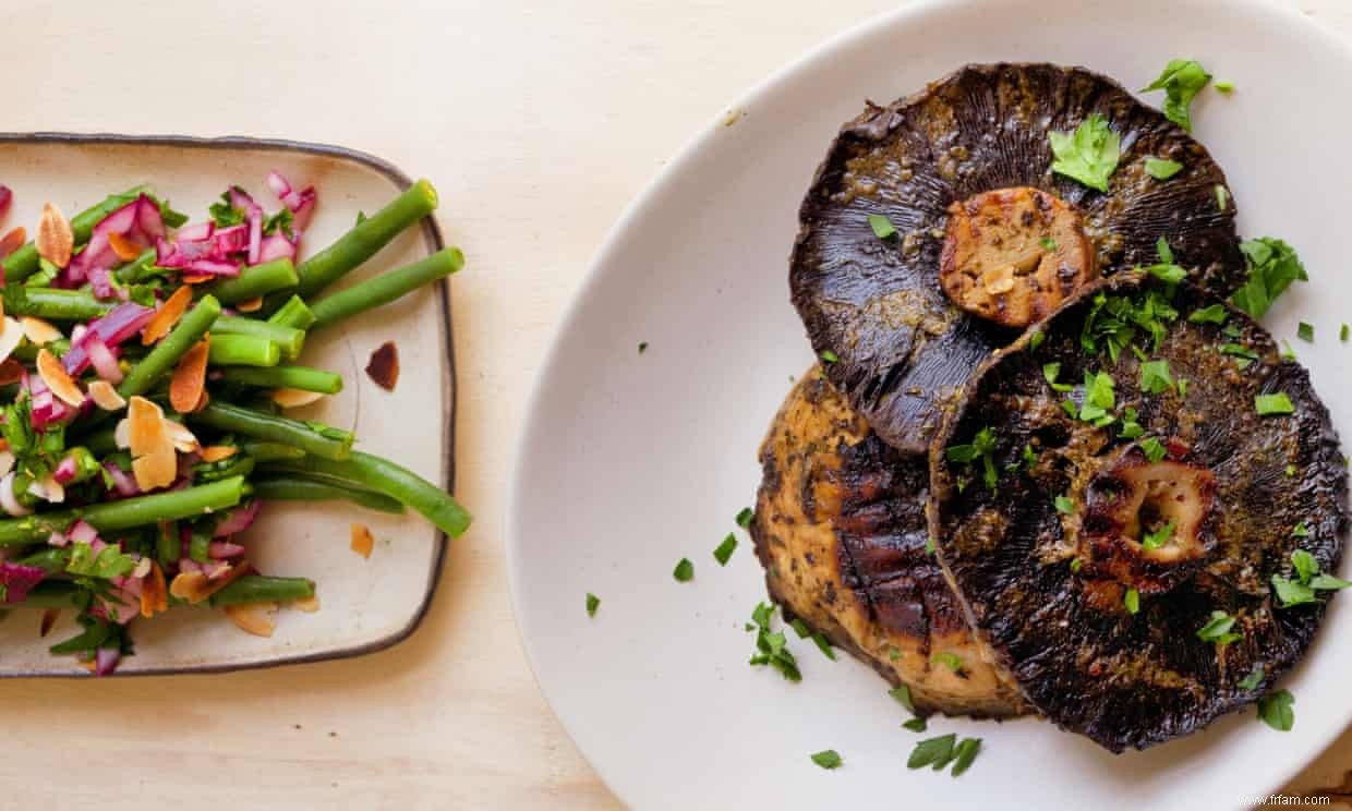 Steak grillé de Nigel Slater avec des champignons grillés, des recettes de salade de haricots et d amandes 