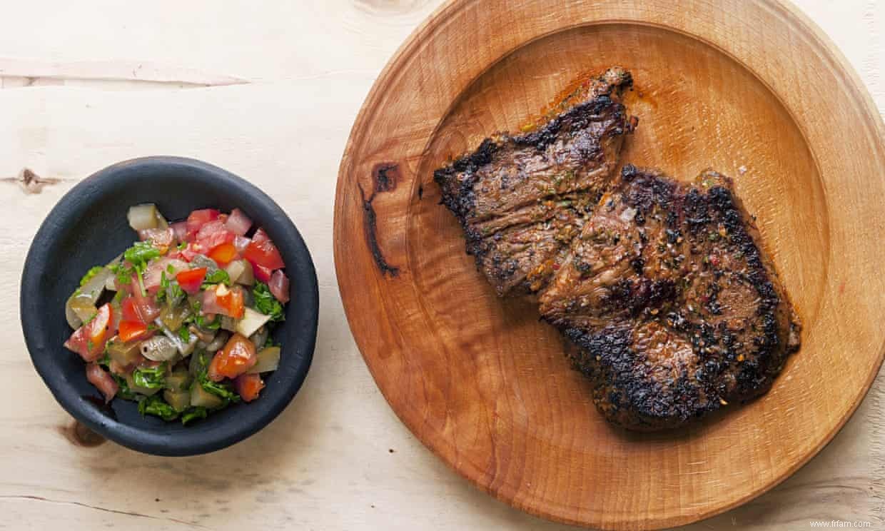 Steak grillé de Nigel Slater avec des champignons grillés, des recettes de salade de haricots et d amandes 