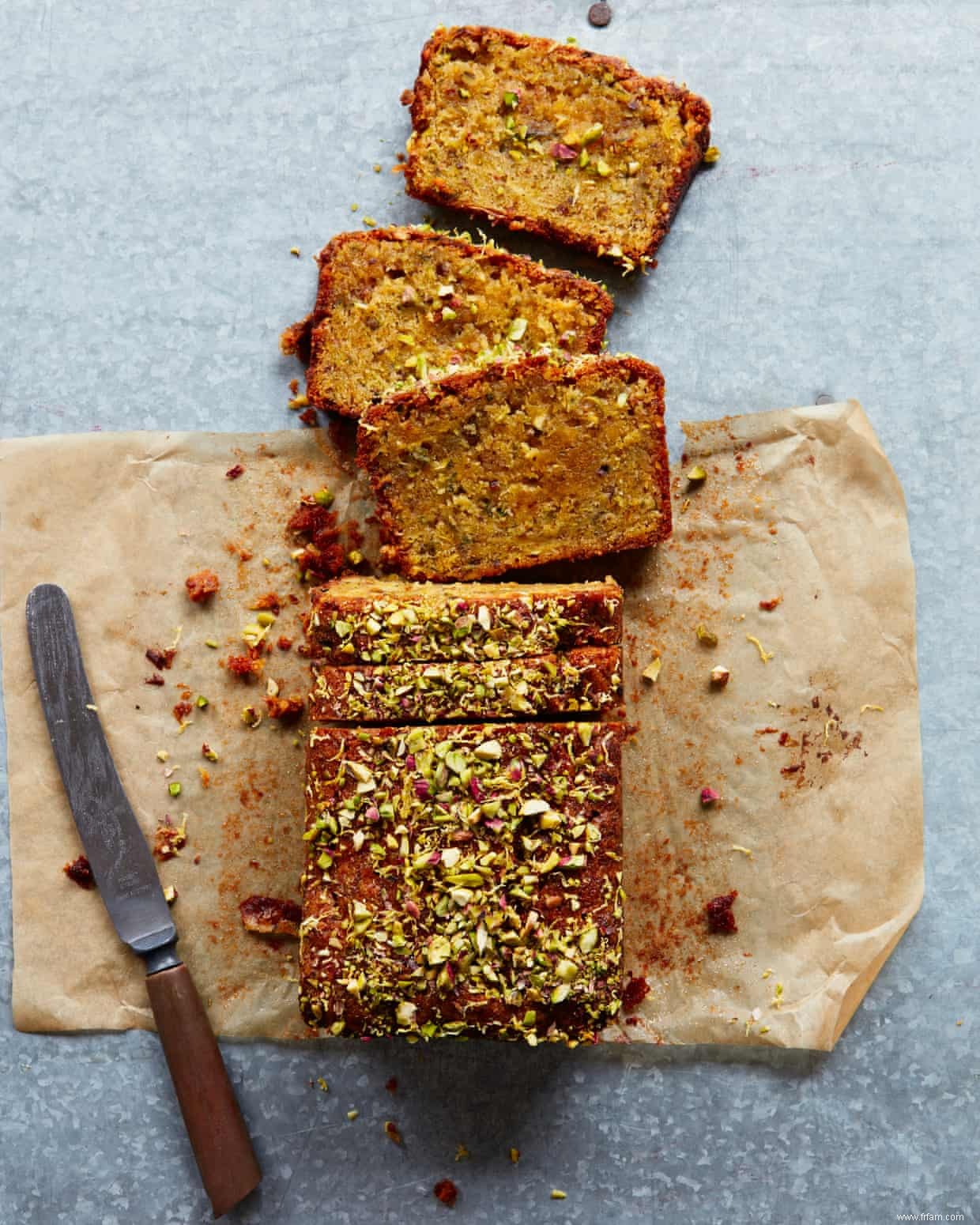 La recette du cake aux courgettes, pistaches et sirop de citron de Thomasina Miers 