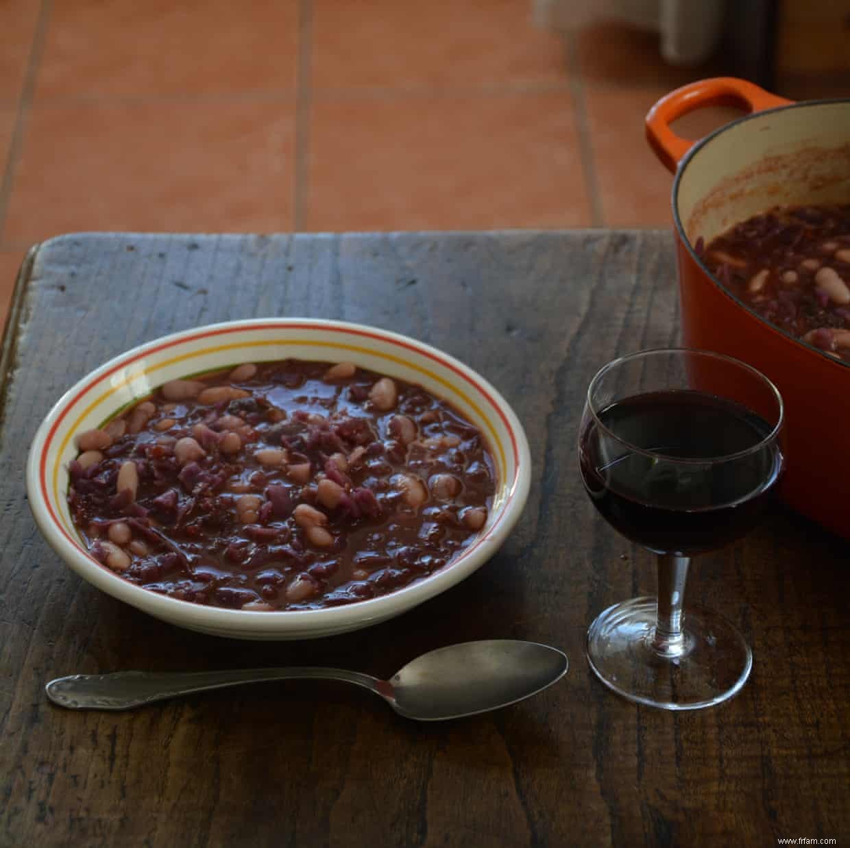 La recette de Rachel Roddy pour la soupe au chou rouge, à la saucisse et aux haricots blancs 