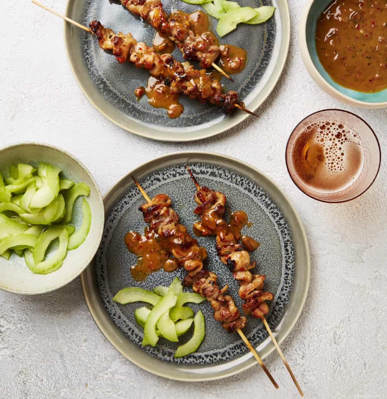 Brochettes de satay, patates douces épicées, rouleaux de papier de riz :les recettes de fête de Yotam Ottolenghi 