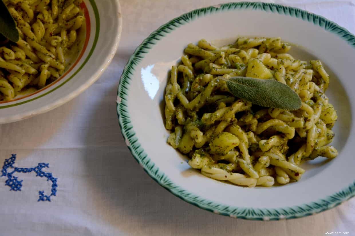 La recette de pâtes au pesto de sauge et de pistache de Rachel Roddy 