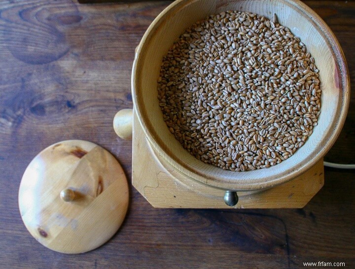 Voici comment utiliser un moulin à grains et faire de la farine [avec images] 