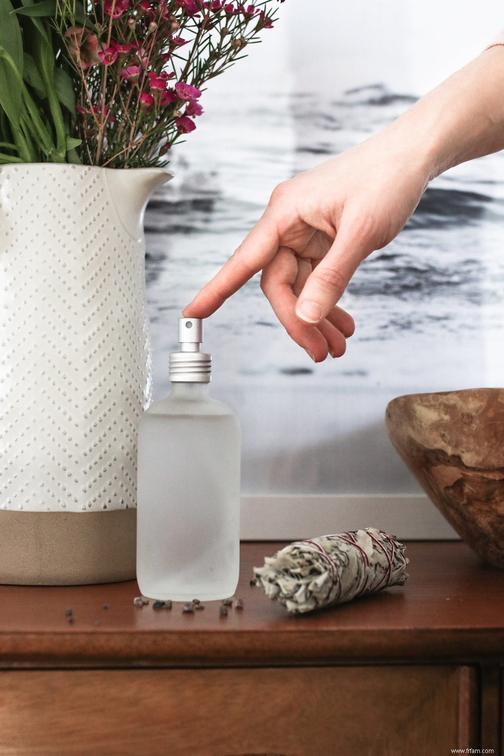 DIY Palo Santo Smudge Spray + 5 autres façons de nettoyer l énergie négative 