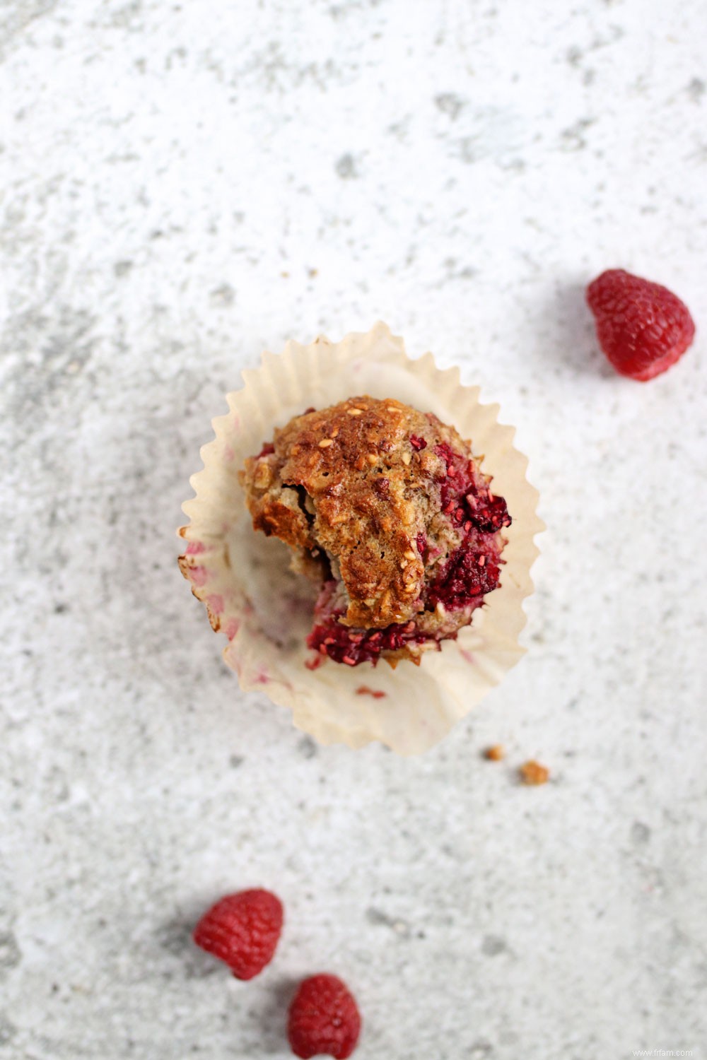 Muffins au chanvre, à l avoine, aux framboises et aux bananes sucrés au miel 