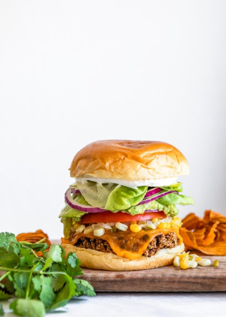 Burgers aux haricots noirs et chipotle + Conseils pour griller des galettes de hamburgers végétariens maison 