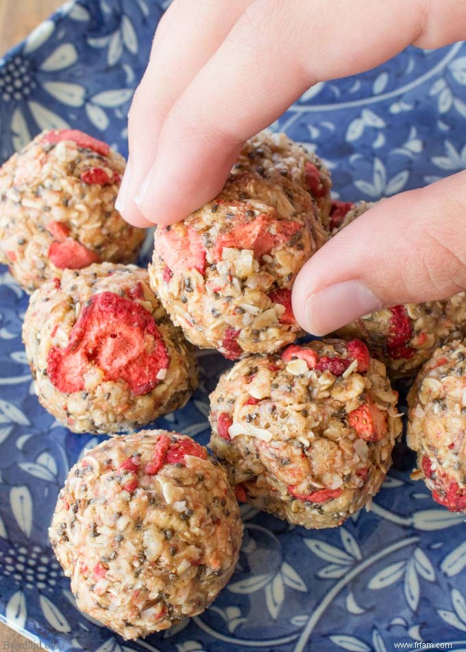 Boules d énergie croustillantes à la fraise… Collation saine sans cuisson pour les enfants 