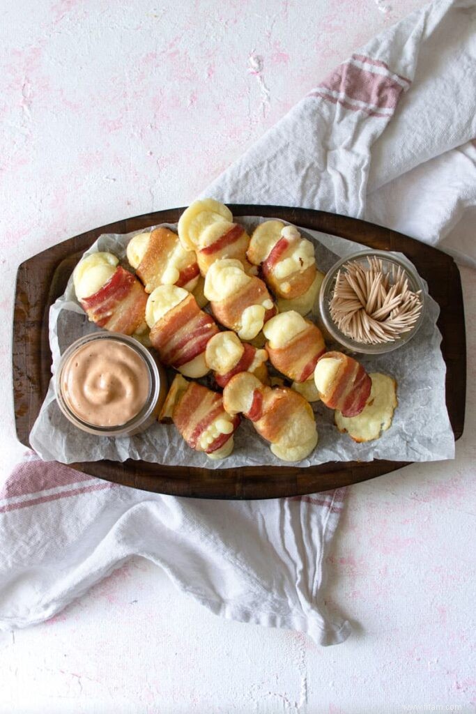 Bouchées de plantain enveloppées de bacon et de fromage 