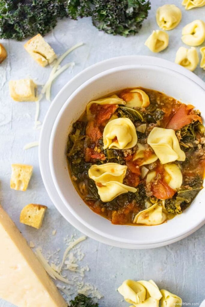 Soupe rustique aux tortellinis avec saucisse italienne et chou frisé 