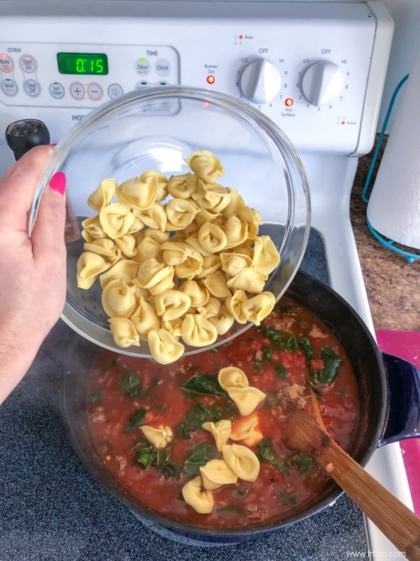 Soupe rustique aux tortellinis avec saucisse italienne et chou frisé 