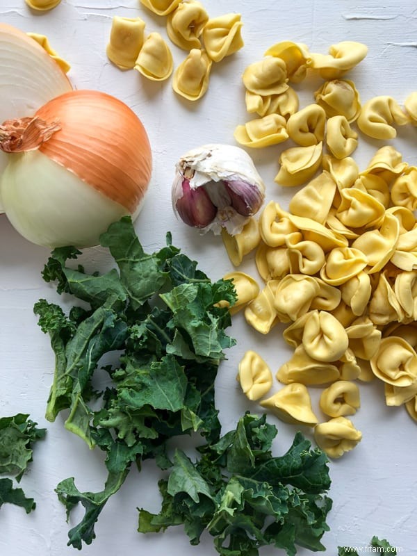 Soupe rustique aux tortellinis avec saucisse italienne et chou frisé 