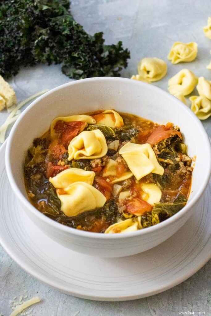 Soupe rustique aux tortellinis avec saucisse italienne et chou frisé 