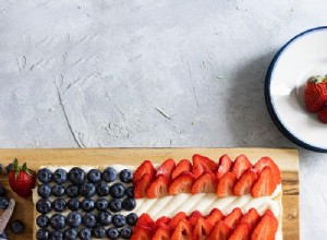 Pizza aux fruits rouges, blancs et bleus 