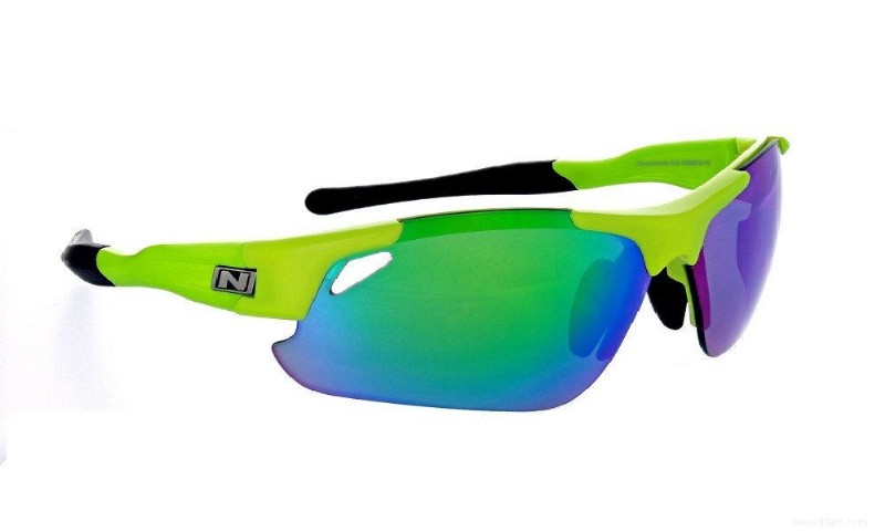 Qui fabrique nos lunettes de soleil ? La méga-entreprise derrière Ray Ban, Oakley 