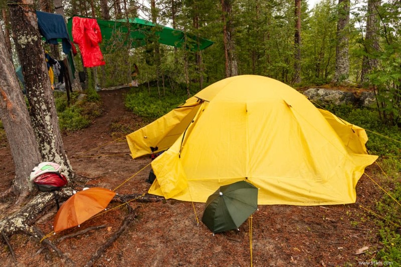 Comment rester au sec pendant le camping et la randonnée par temps humide 