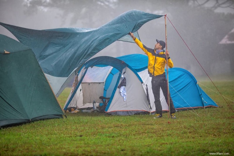 Comment rester au sec pendant le camping et la randonnée par temps humide 