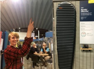 Ce matelas de sol léger se replie jusqu à la taille d une canette de soda. 