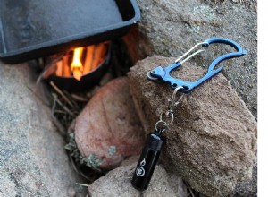 Un couteau avec un allume-feu ? Ce mousqueton aux multiples facettes a tout pour plaire 