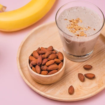 5 recettes de smoothies végétaliens pré-entraînement (rapides et super savoureux) 