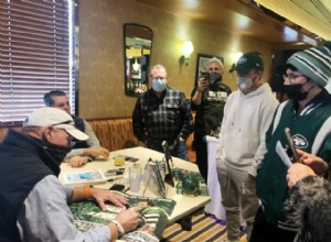 L inauguration officielle du Bethpage Burger Bar fait ressortir les anciens NY Jets Marty Lyons et Greg Buttle pour les meilleurs hamburgers de Long Island 