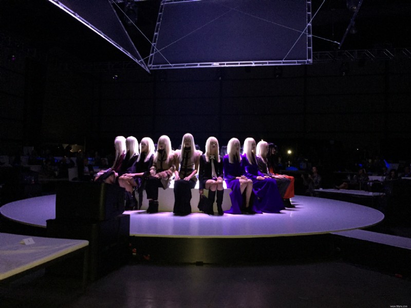 Edward Bass va Hardcover to Heaven, Johnny Depp va au  Bed  de Marina Abramovic avec Ryan Kavanaugh 