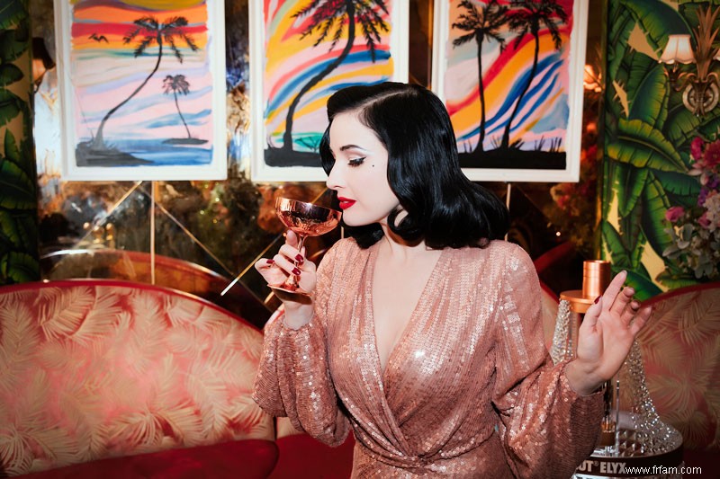 L icône burlesque Dita Von Teese vante sa propre marque de féminisme 