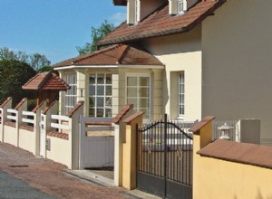 Une véranda maçonnée semi-octogonale